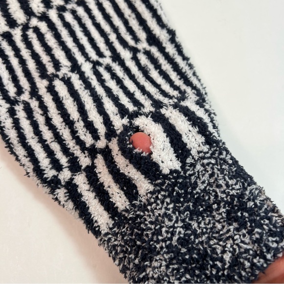 Barefoot Dreams Cozy Chic Abstract Check Dog
Sweater Size Small - Picture 11 of 16